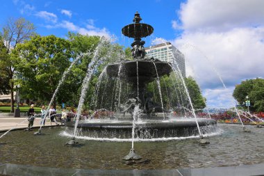 QUEBEC CITY CANADA - 08 28 2022: Parlamento Binası önünde, Fontaine de Tourny Quebec City simgesi olmadan önce bir asırdan fazla Fransa 'da kaldı..
