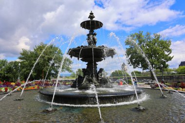 QUEBEC CITY CANADA - 08 28 2022: Parlamento Binası önünde, Fontaine de Tourny Quebec City simgesi olmadan önce bir asırdan fazla Fransa 'da kaldı..