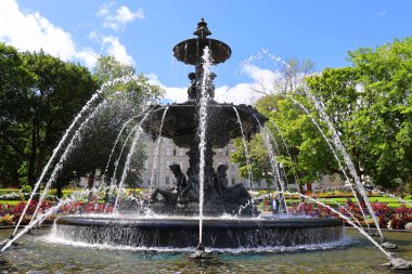 QUEBEC CITY CANADA - 08 28 2022: Parlamento Binası önünde, Fontaine de Tourny Quebec City simgesi olmadan önce bir asırdan fazla Fransa 'da kaldı..