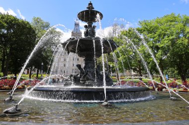QUEBEC CITY CANADA - 08 28 2022: Parlamento Binası önünde, Fontaine de Tourny Quebec City simgesi olmadan önce bir asırdan fazla Fransa 'da kaldı..