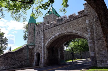 QUEBEC CITY QUEBEC CANADA 08 28 2022: Porte Saint - louis Gate Quebec City, Amerika Birleşik Devletleri 'ndeki bir Avrupa yerleşimi olarak tarihsel önemi nedeniyle seçilmiş bir UNESCO Dünya Mirası Alanıdır..