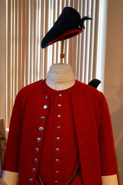 QUEBEC CITY CANADA 08 28 28 2022: Kanadalı vatansever askerin ünlü İbrahim Ovası Muharebesi (1759) ve Sainte-Foy Muharebesi (1760) kostümleri)  
