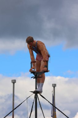 QUEBEC CITY QUEBEC CANADA - 08 28 2022: Genç akrobat Quebec şehrinin merkezindeki caddede insanları eğlendiriyor