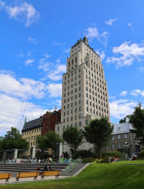 QUEBEC CITY CANADA 08 28 2022: Yapı Fiyatı (İngilizce: Price Building) Quebec City 'de 18 katlı bir gökdelen.