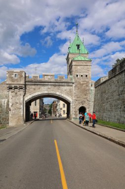 QUEBEC CITY, CANADA 08 29 2022: UNESCO 'nun dünya mirası olan Eski Quebec' in Porte Dauphine Gate parçası. 