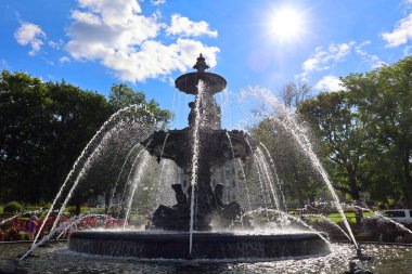 QUEBEC CITY CANADA 08 28 2022: Parlamento Binası önünde, Fontaine de Tourny Qubec City simgesi olmadan önce Fransa 'da bir asır geçirdi..
