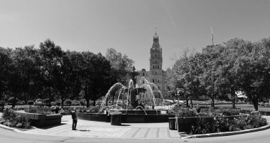 QUEBEC CITY CANADA 08 28 2022: Parlamento Binası önünde, Fontaine de Tourny Qubec City simgesi olmadan önce Fransa 'da bir asır geçirdi..