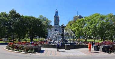 QUEBEC CITY CANADA 08 28 2022: Parlamento Binası önünde, Fontaine de Tourny Qubec City simgesi olmadan önce Fransa 'da bir asır geçirdi..