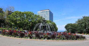QUEBEC CITY CANADA 08 28 2022: Parlamento Binası önünde, Fontaine de Tourny Qubec City simgesi olmadan önce Fransa 'da bir asır geçirdi..