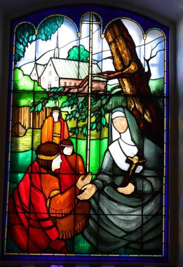 QUEBEC CITY CANADA 08 28 28 2022: Quebec 'teki parlamento binasının içindeki lekeli cam pencere 