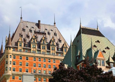 QUEBEC CITY CANADA 08 28 2022: Chateau Frontenac büyük bir oteldir. 1980 'de Kanada Ulusal Tarih Bölgesi olarak belirlendi ve genellikle dünyanın en çok fotoğraflanan oteli olarak kabul edildi.