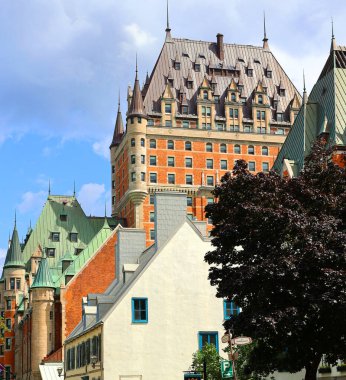 QUEBEC CITY CANADA 08 28 2022: Chateau Frontenac büyük bir oteldir. 1980 'de Kanada Ulusal Tarih Bölgesi olarak belirlendi ve genellikle dünyanın en çok fotoğraflanan oteli olarak kabul edildi.