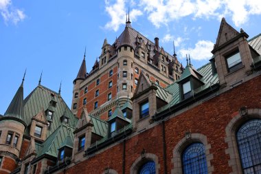 QUEBEC CITY CANADA 08 28 2022: Chateau Frontenac büyük bir oteldir. 1980 'de Kanada Ulusal Tarih Bölgesi olarak belirlendi ve genellikle dünyanın en çok fotoğraflanan oteli olarak kabul edildi.