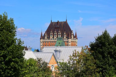 QUEBEC CITY CANADA 08 29 2022: Chateau Frontenac büyük bir oteldir. 1980 'de Kanada Ulusal Tarih Bölgesi olarak belirlendi ve genellikle dünyanın en çok fotoğraflanan oteli olarak kabul edildi.