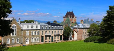 QUEBEC CITY CANADA 08 29 2022: Old Quebec ans Chateau Frontenac. 1980 'de Kanada Ulusal Tarih Bölgesi olarak belirlendi ve genellikle dünyanın en çok fotoğraflanan oteli olarak kabul edildi.