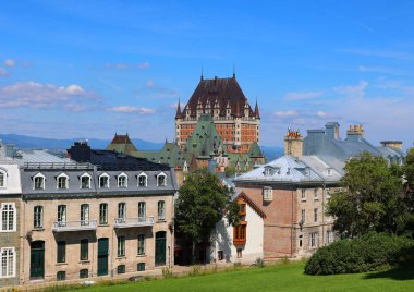QUEBEC CITY CANADA 08 29 2022: Old Quebec ans Chateau Frontenac. 1980 'de Kanada Ulusal Tarih Bölgesi olarak belirlendi ve genellikle dünyanın en çok fotoğraflanan oteli olarak kabul edildi.