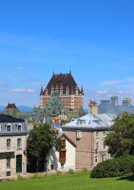 QUEBEC CITY CANADA 08 29 2022: Old Quebec ans Chateau Frontenac. 1980 'de Kanada Ulusal Tarih Bölgesi olarak belirlendi ve genellikle dünyanın en çok fotoğraflanan oteli olarak kabul edildi.