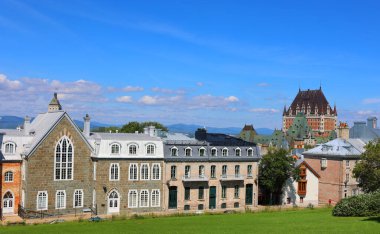 QUEBEC CITY CANADA 08 29 2022: Old Quebec ans Chateau Frontenac. 1980 'de Kanada Ulusal Tarih Bölgesi olarak belirlendi ve genellikle dünyanın en çok fotoğraflanan oteli olarak kabul edildi.