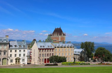 QUEBEC CITY CANADA 08 29 2022: Old Quebec ans Chateau Frontenac. 1980 'de Kanada Ulusal Tarih Bölgesi olarak belirlendi ve genellikle dünyanın en çok fotoğraflanan oteli olarak kabul edildi.