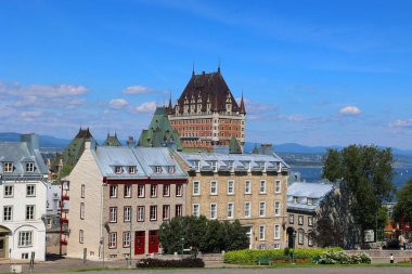 QUEBEC CITY CANADA 08 29 2022: Old Quebec ans Chateau Frontenac. 1980 'de Kanada Ulusal Tarih Bölgesi olarak belirlendi ve genellikle dünyanın en çok fotoğraflanan oteli olarak kabul edildi.