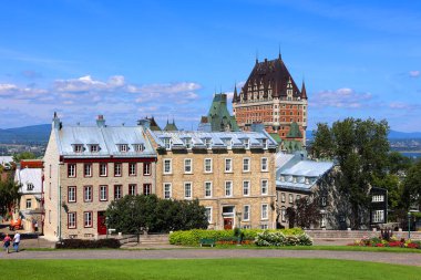 QUEBEC CITY CANADA 08 29 2022: Chateau Frontenac büyük bir oteldir. 1980 'de Kanada Ulusal Tarih Bölgesi olarak belirlendi ve genellikle dünyanın en çok fotoğraflanan oteli olarak kabul edildi.