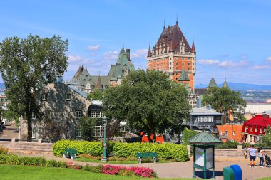 QUEBEC CITY CANADA 08 29 2022: Chateau Frontenac büyük bir oteldir. 1980 'de Kanada Ulusal Tarih Bölgesi olarak belirlendi ve genellikle dünyanın en çok fotoğraflanan oteli olarak kabul edildi.