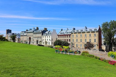 QUEBEC CITY CANADA 08 28 28 2022: Old Quebec Quebec, Quebec 'in tarihi bir mahallesidir. Yukarı Kent ve Aşağı Kasaba 'dan oluşan bölge UNESCO' nun Dünya Mirasları Alanıdır. 