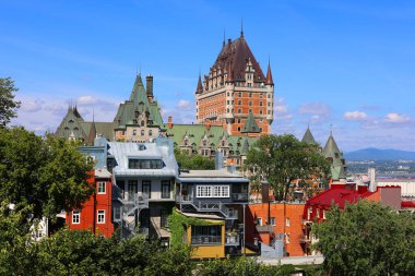 QUEBEC CITY CANADA 08 29 2022: Chateau Frontenac büyük bir oteldir. 1980 'de Kanada Ulusal Tarih Bölgesi olarak belirlendi ve genellikle dünyanın en çok fotoğraflanan oteli olarak kabul edildi.