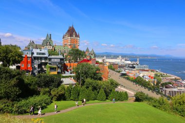 QUEBEC CITY CANADA 08 29 2022: Chateau Frontenac büyük bir oteldir. 1980 'de Kanada Ulusal Tarih Bölgesi olarak belirlendi ve genellikle dünyanın en çok fotoğraflanan oteli olarak kabul edildi.