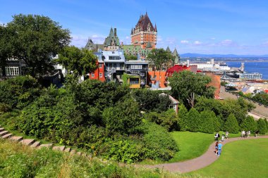 QUEBEC CITY CANADA 08 29 2022: Chateau Frontenac büyük bir oteldir. 1980 'de Kanada Ulusal Tarih Bölgesi olarak belirlendi ve genellikle dünyanın en çok fotoğraflanan oteli olarak kabul edildi.