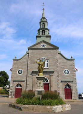 Saint-Jean-de-ILEAN-D 'ORLEANS QUEBEC CANADA 08 28 2022: Saint Jean kilise bölgesi ilk olarak 17. yüzyılın başlarında kolonileştirildi. 1680 'de Sainte-Famille rahibi tarafından bir misyon kuruldu ve hizmet edildi.. 