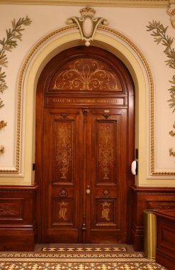 QUEBEC CITY CANADA 08 28 2022: Quebec Ulusal Meclisi 'nin Kapısı (Fransızca: Assemblee nationale du Qubec), Kanada' nın Quebec eyaletinin yasama organı..