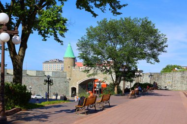 QUEBEC CITY, CANADA 08 28 28 2022: UNESCO 'nun dünya mirası olan Eski Quebec' in bir parçası olan Porte Saint Jean (Saint John 's Gate).
