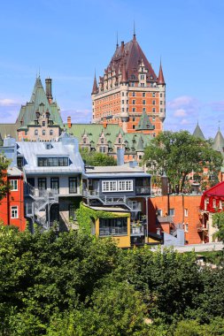 QUEBEC CITY CANADA 08 28 2022: Chateau Frontenac büyük bir oteldir. 1980 'de Kanada Ulusal Tarih Bölgesi olarak belirlendi ve genellikle dünyanın en çok fotoğraflanan oteli olarak kabul edildi.