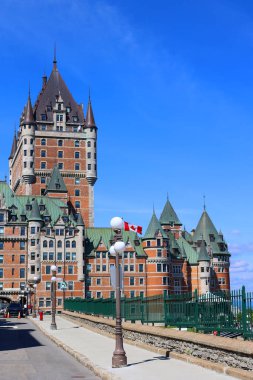 QUEBEC CITY CANADA 08 28 2022: Chateau Frontenac büyük bir oteldir. 1980 'de Kanada Ulusal Tarih Bölgesi olarak belirlendi ve genellikle dünyanın en çok fotoğraflanan oteli olarak kabul edildi.