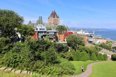 QUEBEC CITY CANADA 08 28 2022: Chateau Frontenac büyük bir oteldir. 1980 'de Kanada Ulusal Tarih Bölgesi olarak belirlendi ve genellikle dünyanın en çok fotoğraflanan oteli olarak kabul edildi.