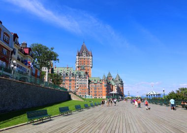 QUEBEC CITY CANADA 08 28 2022: Chateau Frontenac büyük bir oteldir. 1980 'de Kanada Ulusal Tarih Bölgesi olarak belirlendi ve genellikle dünyanın en çok fotoğraflanan oteli olarak kabul edildi.