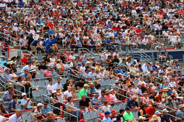 Folle Persone Sullo Stadio Sportivo — Foto Stock