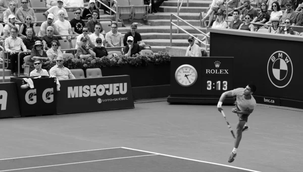 테니스 법정에서 경기하는 — 스톡 사진