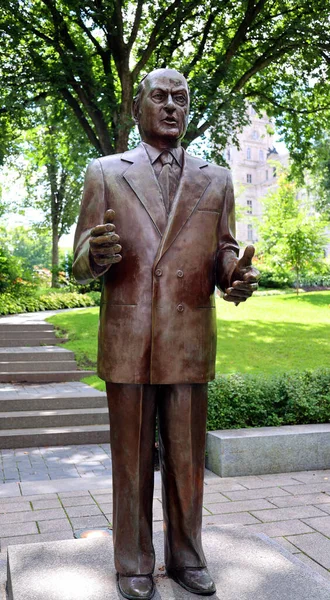 ケベックシティケベックカナダ08 2022年 Rene Levesqueの像は ケベック州政府の大臣 Parti Quebecois政党の創設者 およびケベック州の第23代首相でした — ストック写真