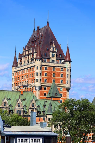 QUEBEC CITY CANADA 08 29 2022: Chateau Frontenac büyük bir oteldir. 1980 'de Kanada Ulusal Tarih Bölgesi olarak belirlendi ve genellikle dünyanın en çok fotoğraflanan oteli olarak kabul edildi.