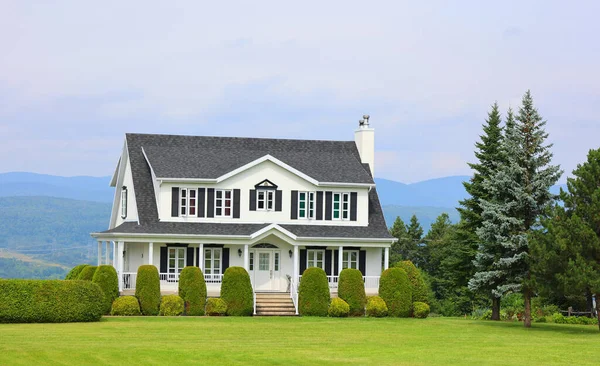 ILE D 'ORLEAN QUEBEC 29 2022: Tipik Kanadalı evi Ile dOrleans Seigneury National Historic Site of Canada ve kalan tüm yerleşim, peyzaj arkeolojik kaynaklarını içerir