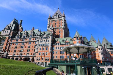 QUEBEC CITY CANADA 08 28 2022: Chateau Frontenac büyük bir oteldir. 1980 'de Kanada Ulusal Tarih Bölgesi olarak belirlendi ve genellikle dünyanın en çok fotoğraflanan oteli olarak kabul edildi.