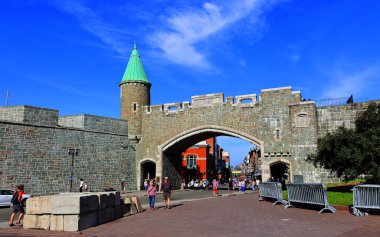 QUEBEC CITY, CANADA 08 28 28 2022: UNESCO 'nun dünya mirası olan Eski Quebec' in bir parçası olan Porte Saint Jean (Saint John 's Gate).