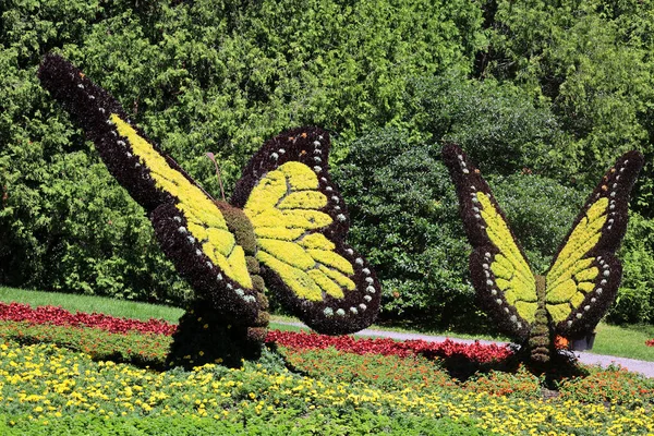 ケベックシティカナダ08 2022年モザイク構造で蝶一度地球上で 展覧会は私たちの惑星の生活の美しさへの賛美歌になります — ストック写真