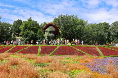 Mosaiculture 'daki kız heykeli Bir Zamanlar Dünyası' nda sergi, gezegenimizdeki yaşamın güzelliği için bir ilahi olacak.