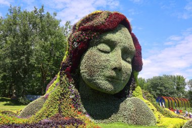 Bir zamanlar Zaman Dünyasındaki kız heykeli sergi, gezegenimizdeki yaşamın güzelliği için bir ilahi olacak.