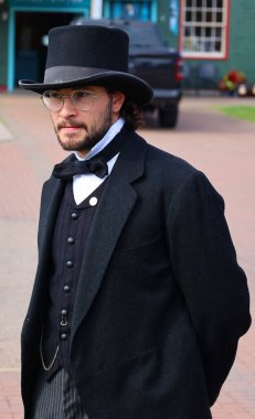 CHARLOTTETown PRINCE EDWARDS ADASI 08 16 2022: İnsanlar Charlottetown parlamento binasının önünde 20. yüzyıl başındaki insanları canlandırıyor