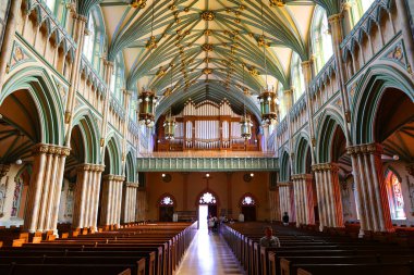 CHARLOTTETown PRINCE EDWARDS ADLAND 08 16 2022: St. Dunstans Bazilikası 'ndaki Katedral Kilisesi' nin Kapısı, Tanrı 'nın Sözleri' ne dayanan ve Eucharist 'e odaklanan bir Roma Katolik cemaatidir.