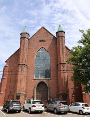 CHARLOTTETown PRINCE EDWARDS ADASI 08 16 2022: Trinity United Church büyük bir tuğla, Gotik Diriliş kilisesidir.